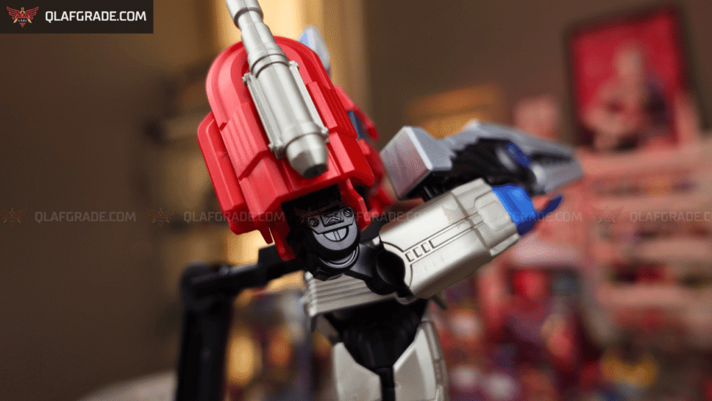 Mekanisme ekstensi pada siku Optimus Prime Action Edition saat berpose atau memegang senjata.