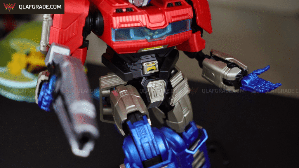 Desain skirt armor pinggang Optimus Prime yang menempel pada pangkal paha menggunakan ball joint.