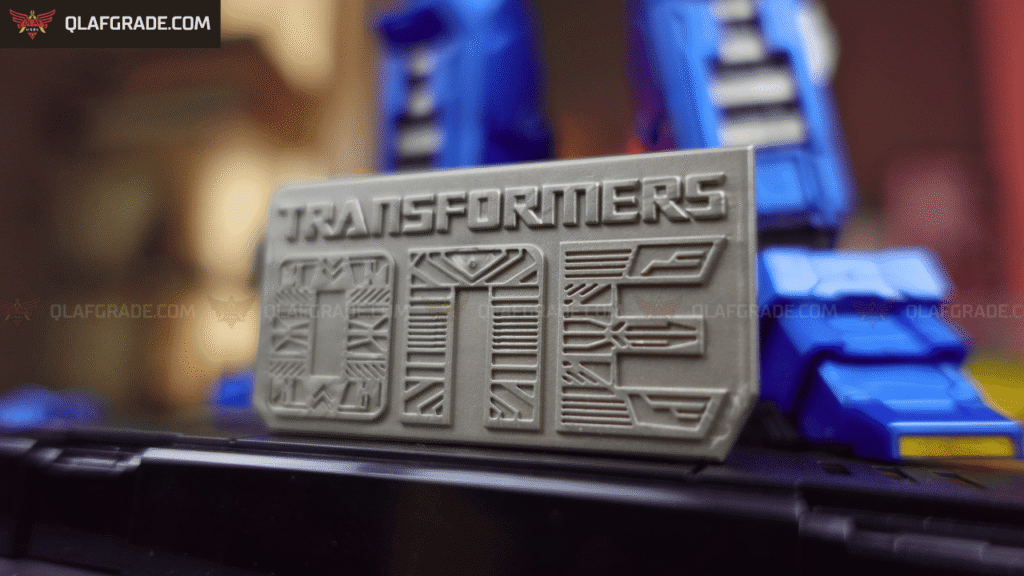 Kelengkapan senjata Optimus Prine Transformer One Action Edition.