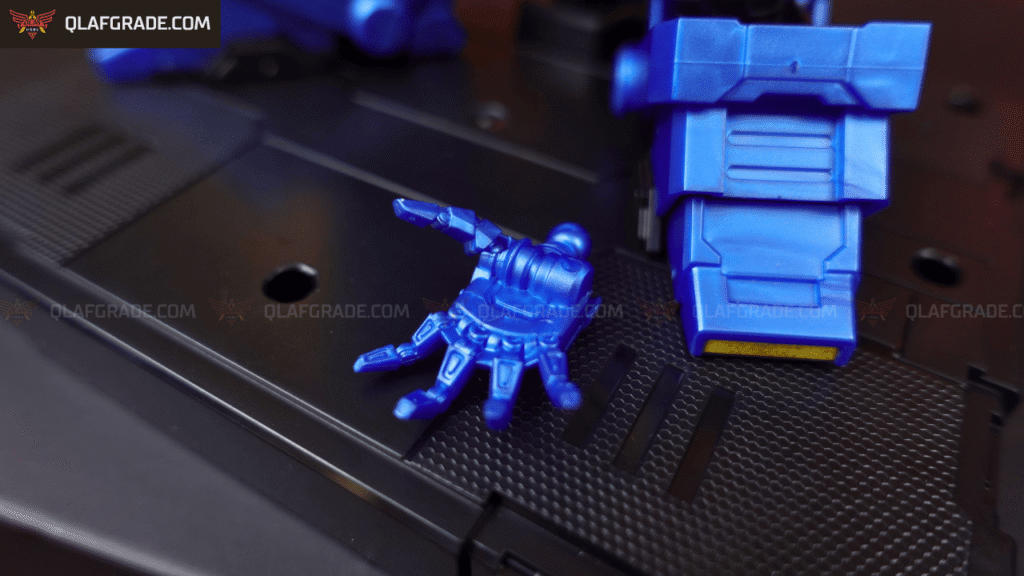 Bagian tangan dengan model terbuka dengan jempol yang lebih mudah lepas dibandingkan lainnya.