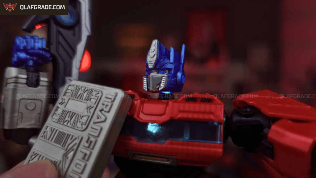 Led di bagian dalam dada Optimus Prime Transformer One Action Edition yang dapat menyala ketika didekatkan magnet.