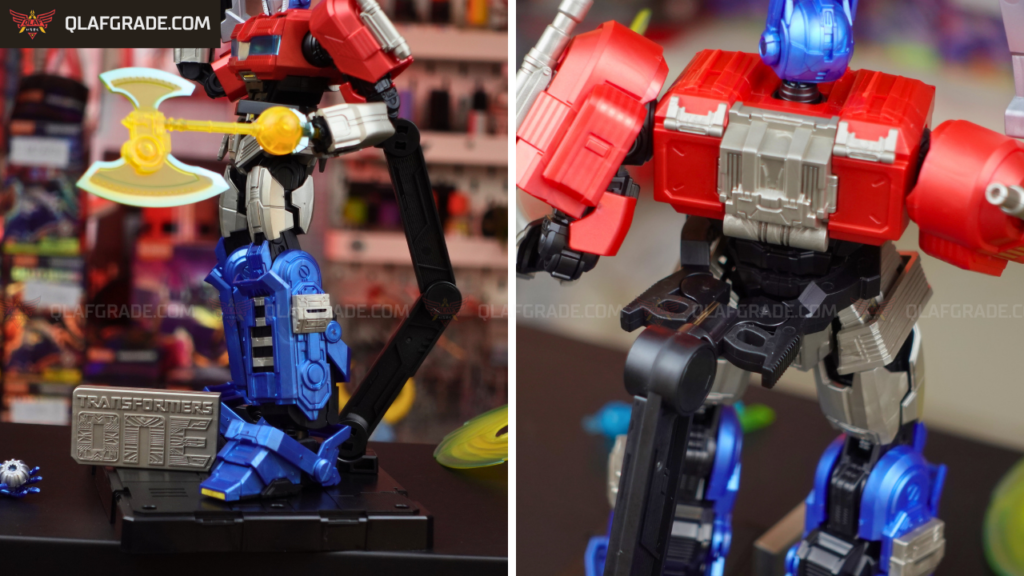 Pose dinamis Optimus Prime Transformer One Action Edition memegang Energon Axe menggunakan Stand Base.