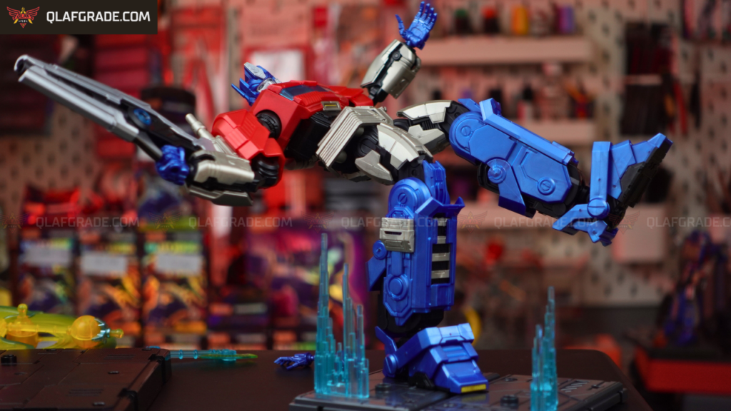 Detail postur tegak Optimus Prime Action Edition yang menunjukkan joint presisi dan kokoh.